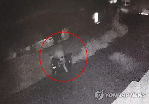 사진은 공장에서 전선을 잘라 훔친뒤 오토바이를 타고 도주하는 모습. <경남지방경찰청 , 연합뉴스>